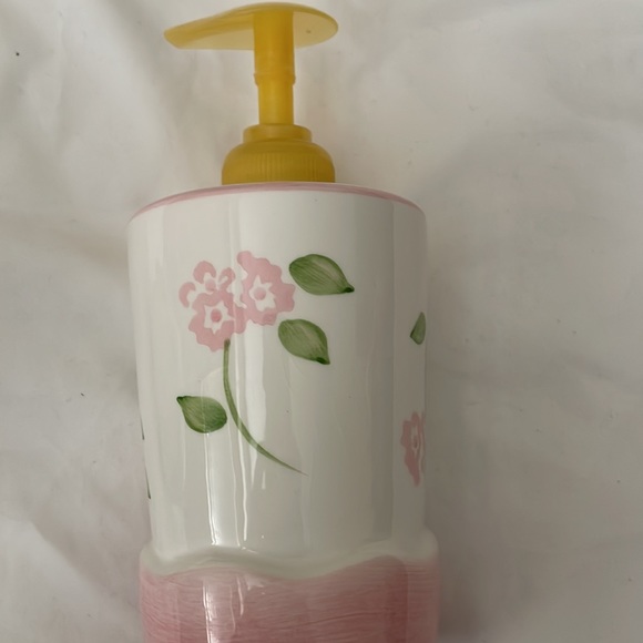 Croscill home soap dispenser and tooth brush holder hand painted ceramic - Picture 10 of 10